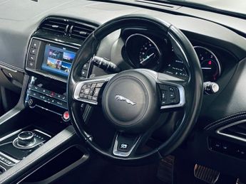 JAGUAR F-PACE 2.0 D180 R-Sport SUV 5dr Diesel Auto AWD Euro 6 (s/s) (180 ps)