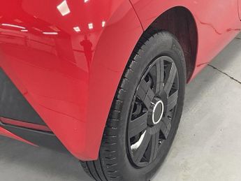 TOYOTA AYGO 1.0 VVT-i x Hatchback 3dr Petrol Manual Euro 6 (71 ps) - AA INSP