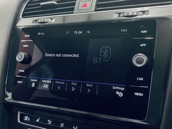 VOLKSWAGEN E-GOLF 35.8kWh e-Golf Hatchback 5dr Electric Auto (136 ps)