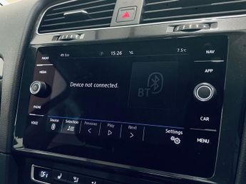 VOLKSWAGEN E-GOLF 35.8kWh e-Golf Hatchback 5dr Electric Auto (136 ps)