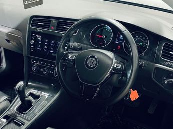 VOLKSWAGEN E-GOLF 35.8kWh e-Golf Hatchback 5dr Electric Auto (136 ps)