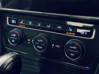 VOLKSWAGEN E-GOLF 35.8kWh e-Golf Hatchback 5dr Electric Auto (136 ps)