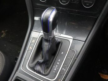 VOLKSWAGEN E-GOLF 35.8kWh e-Golf Hatchback 5dr Electric Auto (136 ps)