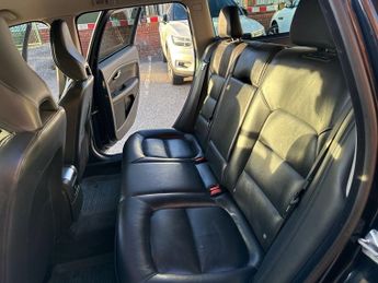 VOLVO XC70 2.4 D5 SE Lux Estate 5dr Diesel Auto AWD Euro 6 (s/s) (220 ps)