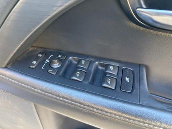 VOLVO XC70 2.4 D5 SE Lux Estate 5dr Diesel Auto AWD Euro 6 (s/s) (220 ps)