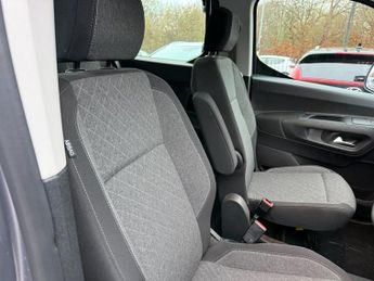 VAUXHALL Combo Life Electric 52kWh Design XL MPV 5dr Electric Auto (7.4kW Charger) (136 ps)