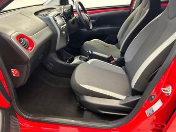 TOYOTA AYGO 1.0 VVT-i x-trend Hatchback 5dr Petrol x-shift Euro 6 (Safety Se