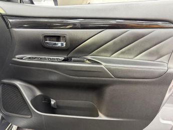 MITSUBISHI OUTLANDER 2.0h 12kWh Juro SUV 5dr Petrol Plug-in Hybrid CVT 4WD Euro 6 (s/