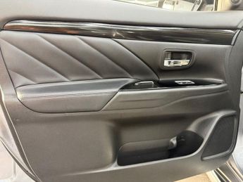 MITSUBISHI OUTLANDER 2.0h 12kWh Juro SUV 5dr Petrol Plug-in Hybrid CVT 4WD Euro 6 (s/