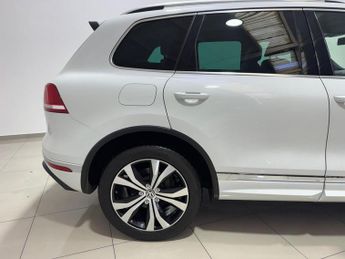 VOLKSWAGEN TOUAREG 3.0 TDI V6 BlueMotion Tech R-Line SUV 5dr Diesel Tiptronic 4WD E