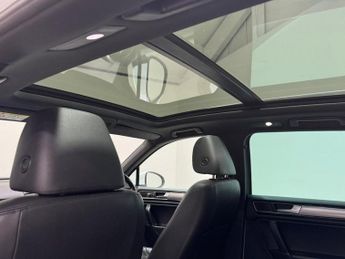 VOLKSWAGEN TOUAREG 3.0 TDI V6 BlueMotion Tech R-Line SUV 5dr Diesel Tiptronic 4WD E