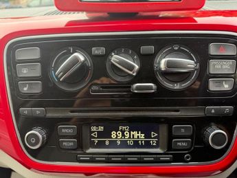 VOLKSWAGEN UP! Hatchback 1.0 BlueMotion Tech High up! (2014/63)