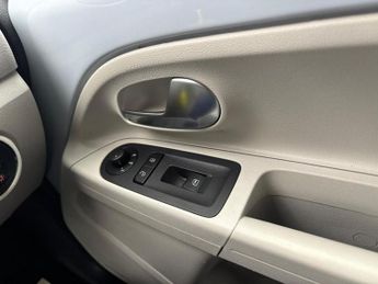 VOLKSWAGEN UP! Hatchback 1.0 Move up! (2012/62)