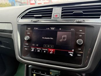 VOLKSWAGEN TIGUAN 1.5 TSI R-Line SUV 5dr Petrol DSG Euro 6-FINISHED IN DOLPHIN GRE
