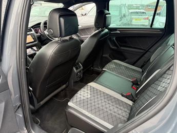 VOLKSWAGEN TIGUAN 1.5 TSI R-Line SUV 5dr Petrol DSG Euro 6-FINISHED IN DOLPHIN GRE