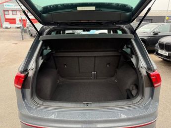 VOLKSWAGEN TIGUAN 1.5 TSI R-Line SUV 5dr Petrol DSG Euro 6-FINISHED IN DOLPHIN GRE