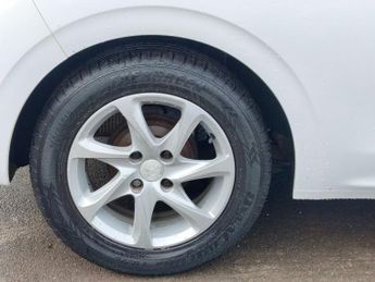 PEUGEOT 208 1.4 e-HDi Allure Hatchback 3dr Diesel EGC Euro 5 (s/s) (70 ps)