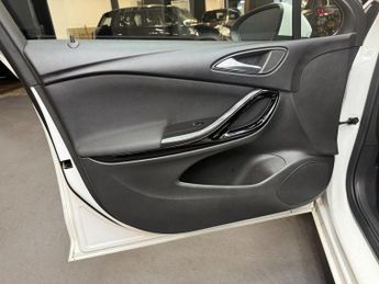 VAUXHALL ASTRA 1.6 CDTi BlueInjection SRi Hatchback 5dr Diesel Auto Euro 6 (136