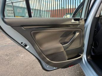 VOLKSWAGEN GOLF 1.6 TDI SE Estate 5dr Diesel DSG Euro 5 (105 ps)