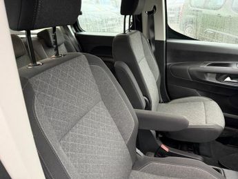 VAUXHALL Combo Life Electric 52kWh Design XL MPV 5dr Electric Auto (7.4kW Charger) (136 ps)