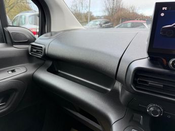 VAUXHALL Combo Life Electric 52kWh Design XL MPV 5dr Electric Auto (7.4kW Charger) (136 ps)