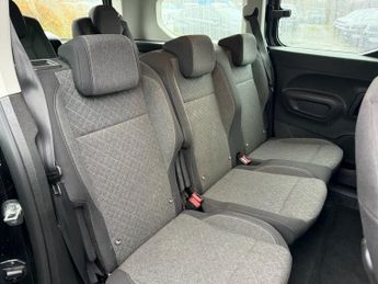 VAUXHALL Combo Life Electric 52kWh Design XL MPV 5dr Electric Auto (7.4kW Charger) (136 ps)