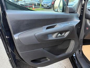 VAUXHALL Combo Life Electric 52kWh Design XL MPV 5dr Electric Auto (7.4kW Charger) (136 ps)