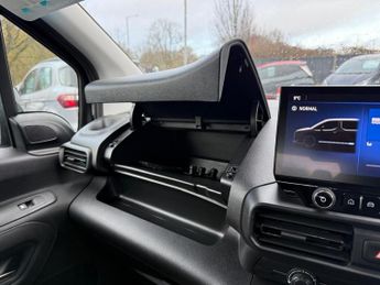 VAUXHALL Combo Life Electric 52kWh Design XL MPV 5dr Electric Auto (7.4kW Charger) (136 ps)