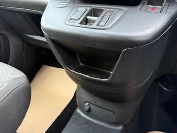 VAUXHALL Combo Life Electric 52kWh Design XL MPV 5dr Electric Auto (7.4kW Charger) (136 ps)