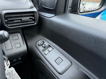 VAUXHALL Combo Life Electric 52kWh Design XL MPV 5dr Electric Auto (7.4kW Charger) (136 ps)