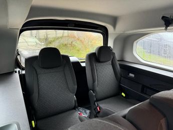 VAUXHALL Combo Life Electric 52kWh Design XL MPV 5dr Electric Auto (7.4kW Charger) (136 ps)