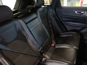 VOLVO XC60 2.0 D5 PowerPulse R-Design SUV 5dr Diesel Auto AWD Euro 6 (s/s) 