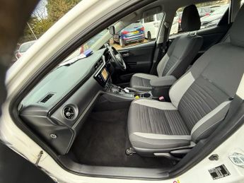 TOYOTA AURIS 1.8 VVT-h Icon Hatchback 5dr Petrol Hybrid CVT Euro 6 (s/s) (136