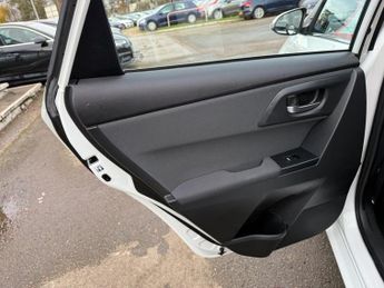 TOYOTA AURIS 1.8 VVT-h Icon Hatchback 5dr Petrol Hybrid CVT Euro 6 (s/s) (136