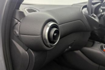 NISSAN JUKE 1.0 DIG-T N-Connecta SUV 5dr Petrol DCT Auto Euro 6 (s/s) (114 p