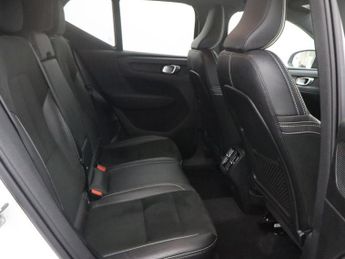 VOLVO XC40 1.5 T3 R-Design SUV 5dr Petrol Auto Euro 6 (s/s) (163 ps)