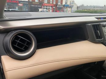 TOYOTA RAV4 2.2 D-4D Invincible SUV 5dr Diesel Manual 4WD Euro 5 (150 ps)