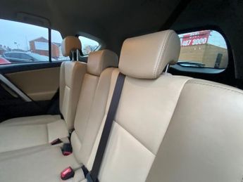 TOYOTA RAV4 2.2 D-4D Invincible SUV 5dr Diesel Manual 4WD Euro 5 (150 ps)