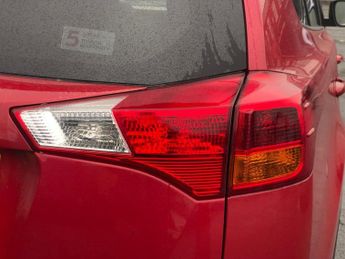 TOYOTA RAV4 2.2 D-4D Invincible SUV 5dr Diesel Manual 4WD Euro 5 (150 ps)