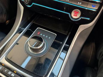 JAGUAR XE 2.0d Portfolio Saloon 4dr Diesel Auto AWD Euro 6 (s/s) (240 ps)