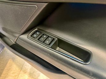 JAGUAR XE 2.0d Portfolio Saloon 4dr Diesel Auto AWD Euro 6 (s/s) (240 ps)