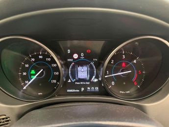 JAGUAR XE 2.0d Portfolio Saloon 4dr Diesel Auto AWD Euro 6 (s/s) (240 ps)