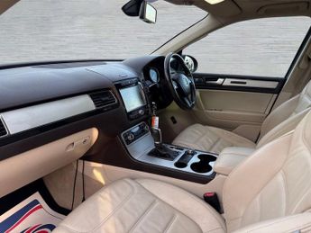 VOLKSWAGEN TOUAREG 3.0 TDI V6 BlueMotion Tech R-Line SUV 5dr Diesel Tiptronic 4WD E