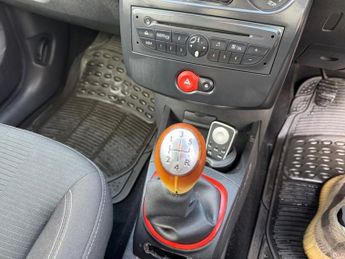 RENAULT CLIO 1.2 Dynamique TomTom Hatchback 5dr Petrol Manual Euro 4 (75 ps)