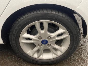 FORD FIESTA 1.6 Zetec Hatchback 5dr Petrol Powershift Euro 5 (105 ps)