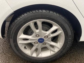 FORD FIESTA 1.6 Zetec Hatchback 5dr Petrol Powershift Euro 5 (105 ps)