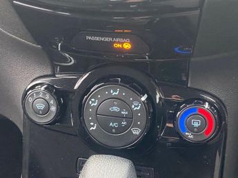 FORD FIESTA 1.6 Zetec Hatchback 5dr Petrol Powershift Euro 5 (105 ps)