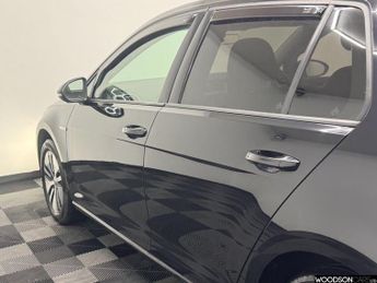 VOLKSWAGEN E-GOLF 35.8kWh e-Golf Hatchback 5dr Electric Auto (136 ps)