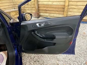 FORD FIESTA 1.6 Zetec Hatchback 5dr Petrol Powershift Euro 5 (105 ps)
