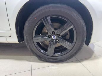 VOLVO XC60 2.4 D5 R-Design Lux Nav SUV 5dr Diesel Auto AWD Euro 6 (s/s) (22